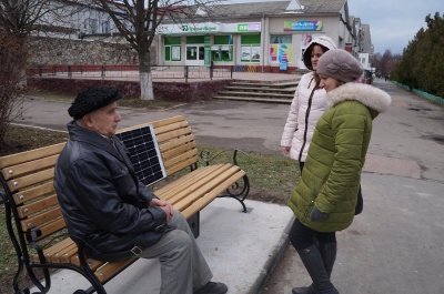 У містечку на Буковині встановили "сонячну" лавку з модулем для зарядки гаджетів