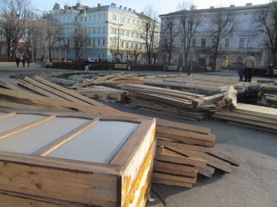 Чернівці готуються до свят: складають будиночок Святого Миколая та гірку для катання