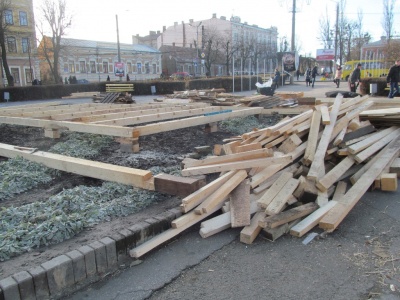 Чернівці готуються до свят: складають будиночок Святого Миколая та гірку для катання