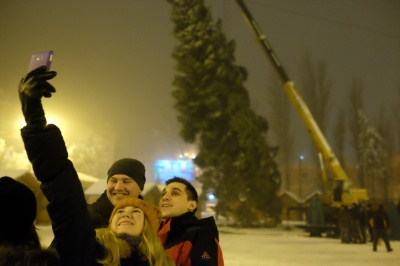 Новорічна ялинка вже на Соборній площі і лижні курорти чекають морозу: найголовніші новини Буковини за минулу добу
