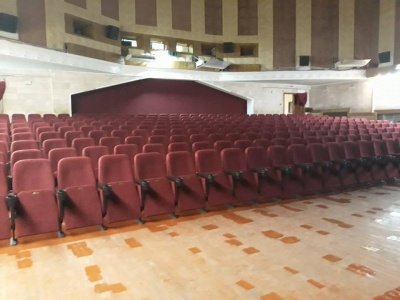 Поміняли сидіння та злагодили підлогу: у кінопалаці "Чернівці" ремонтують великий зал (ФОТО)