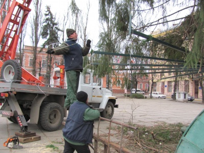 На Соборній площі Чернівців будуть траса для сноутюбів і золотиста ялинка (ФОТО)