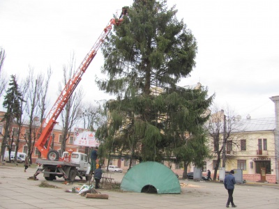 На Соборній площі Чернівців будуть траса для сноутюбів і золотиста ялинка (ФОТО)