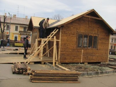 На Соборній площі Чернівців будуть траса для сноутюбів і золотиста ялинка (ФОТО)