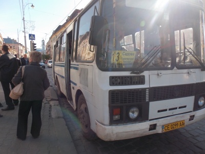 Пожежа в авто посеред вулиці та ліквідація районних судів. Найголовніші новини Буковини за вівторок