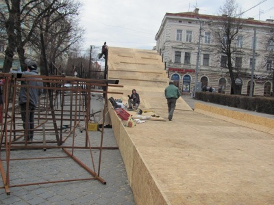 Пожежа в авто посеред вулиці та ліквідація районних судів. Найголовніші новини Буковини за вівторок