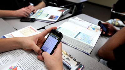 Школярам у Франції заборонять користуватися смартфонами