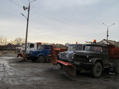 Тонни солі та піску: комунальники Чернівців показали, як готові до зими (ФОТО)