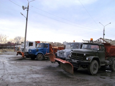 Тонни солі та піску: комунальники Чернівців показали, як готові до зими (ФОТО)