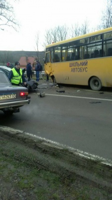 У Чернівецькій області легковий автомобіль протаранив шкільний автобус (ФОТО)