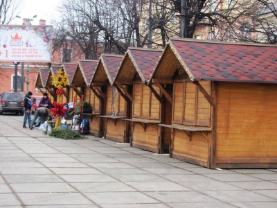 У центрі Чернівців триває будівництво новорічно-різдвяного містечка (ФОТО)