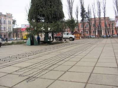 У центрі Чернівців триває будівництво новорічно-різдвяного містечка (ФОТО)