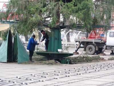 У центрі Чернівців триває будівництво новорічно-різдвяного містечка (ФОТО)