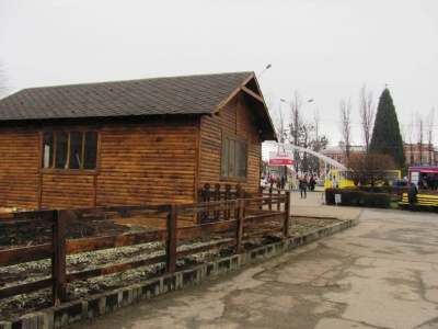 У центрі Чернівців триває будівництво новорічно-різдвяного містечка (ФОТО)