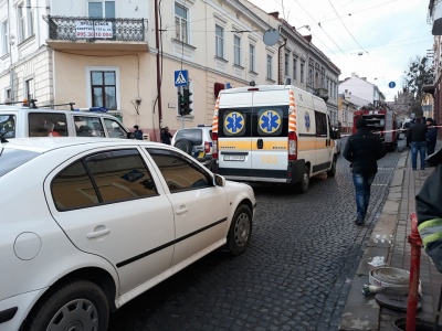 У центрі Чернівців правоохоронці шукають вибухівку у маршрутці: перекрита частина вулиці Університетської