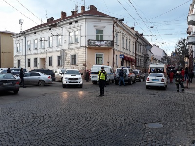 У центрі Чернівців правоохоронці шукають вибухівку у маршрутці: перекрита частина вулиці Університетської