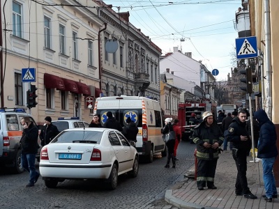 У центрі Чернівців правоохоронці шукають вибухівку у маршрутці: перекрита частина вулиці Університетської