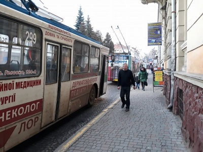 У центрі Чернівців правоохоронці шукають вибухівку у маршрутці: перекрита частина вулиці Університетської