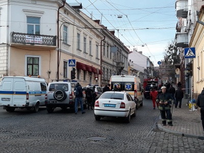 У центрі Чернівців правоохоронці шукають вибухівку у маршрутці: перекрита частина вулиці Університетської