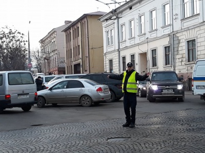 У центрі Чернівців правоохоронці шукають вибухівку у маршрутці: перекрита частина вулиці Університетської