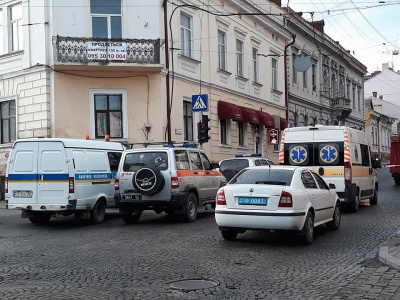 У центрі Чернівців правоохоронці шукають вибухівку у маршрутці: перекрита частина вулиці Університетської