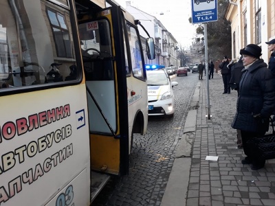 У Чернівцях у знайденому в маршрутці невідомому предметі вибухівки не виявили