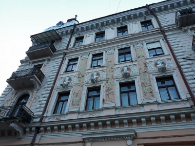 На фасаді будинку в центрі Чернівців відновили барельєфи античних богів (ФОТО)