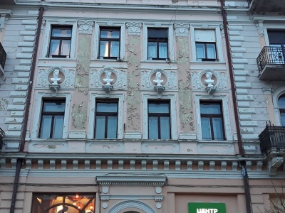 На фасаді будинку в центрі Чернівців відновили барельєфи античних богів (ФОТО)