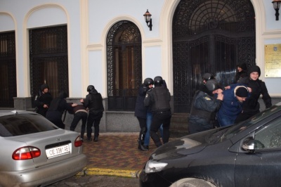 У центрі Чернівців поліцейські провели навчання із «затриманням» «грабіжників банку»
