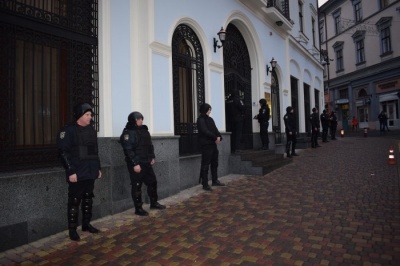 У центрі Чернівців поліцейські провели навчання із «затриманням» «грабіжників банку»