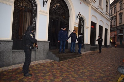 Поліцейські у Чернівцях захищали банк від грабіжників (ФОТО)