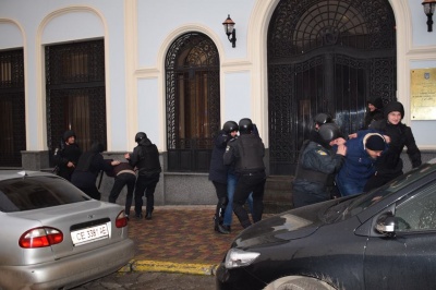 Поліцейські у Чернівцях захищали банк від грабіжників (ФОТО)