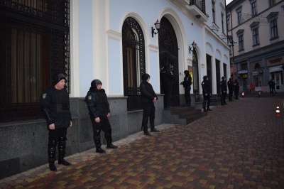 Поліцейські у Чернівцях захищали банк від грабіжників (ФОТО)