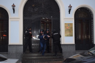 Поліцейські у Чернівцях захищали банк від грабіжників (ФОТО)