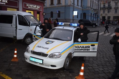 Поліцейські у Чернівцях захищали банк від грабіжників (ФОТО)