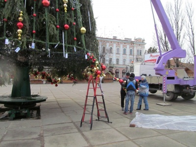 У Чернівцях на Соборній площі прикрашають ялинку (ФОТО)