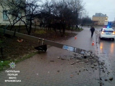 Водій маршрутки зніс три електроопори, покинув автобус і втік