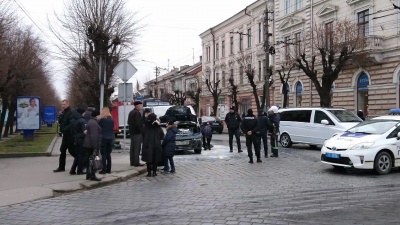 У центрі Чернівців під час руху загорівся мікроавтобус (ФОТО)