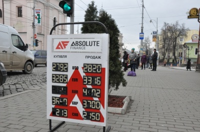 Долар в обмінниках уже дорожчий за 28 гривень