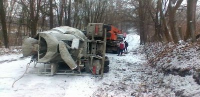 У Чернівцях на слизькій дорозі перекинувся бетонозмішувач (ФОТО)