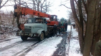 У Чернівцях на слизькій дорозі перекинувся бетонозмішувач (ФОТО)