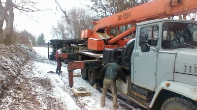 У Чернівцях на слизькій дорозі перекинувся бетонозмішувач (ФОТО)