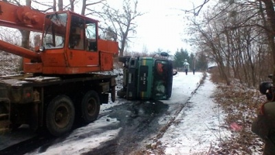 У Чернівцях на слизькій дорозі перекинувся бетонозмішувач (ФОТО)