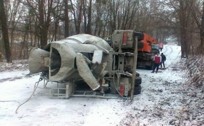 У Чернівцях на слизькій дорозі перекинувся бетонозмішувач (ФОТО)