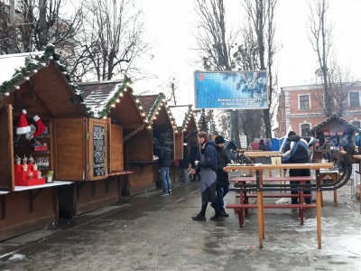 Норвезький суп та ананасовий глінтвейн: що продають у Різдвяному містечку в Чернівцях