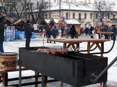 Норвезький суп та ананасовий глінтвейн: що продають у Різдвяному містечку в Чернівцях