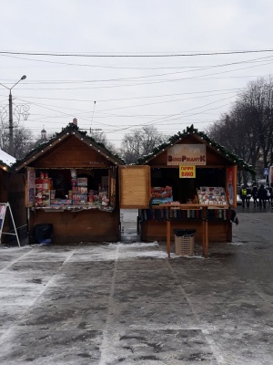 Норвезький суп та ананасовий глінтвейн: що продають у Різдвяному містечку в Чернівцях