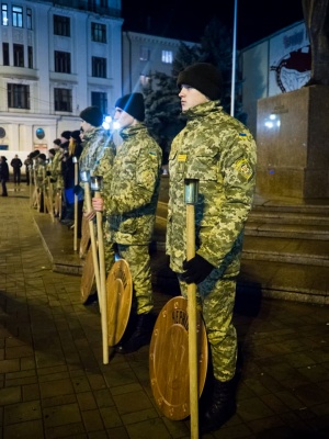 У Чернівцях загиблих воїнів вшановували смолоскипами (ФОТО)