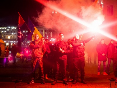 У Чернівцях загиблих воїнів вшановували смолоскипами (ФОТО)