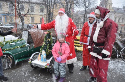 Чернівчани у костюмах Дідів Морозів влаштували велопробіг (ФОТО)